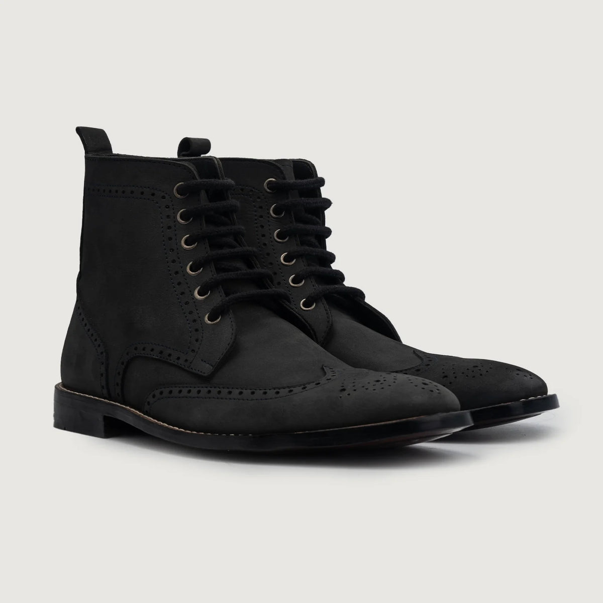 Duster Brogues Derby Preto Nubuck Botas em couro para Homem For Men em couro bovino preto legítimo - Vista frontal e silhueta ajustada | Comprar online