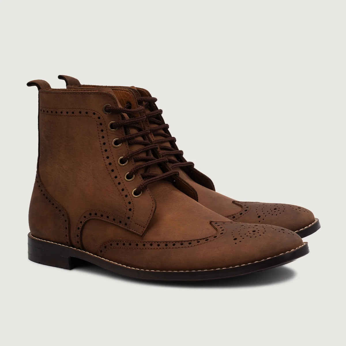 Duster Brogues Derby Oil Pull-up Castanho Botas em couro para Homem in Brown Full-Grain Leather - Vista frontal e silhueta ajustada | Comprar online