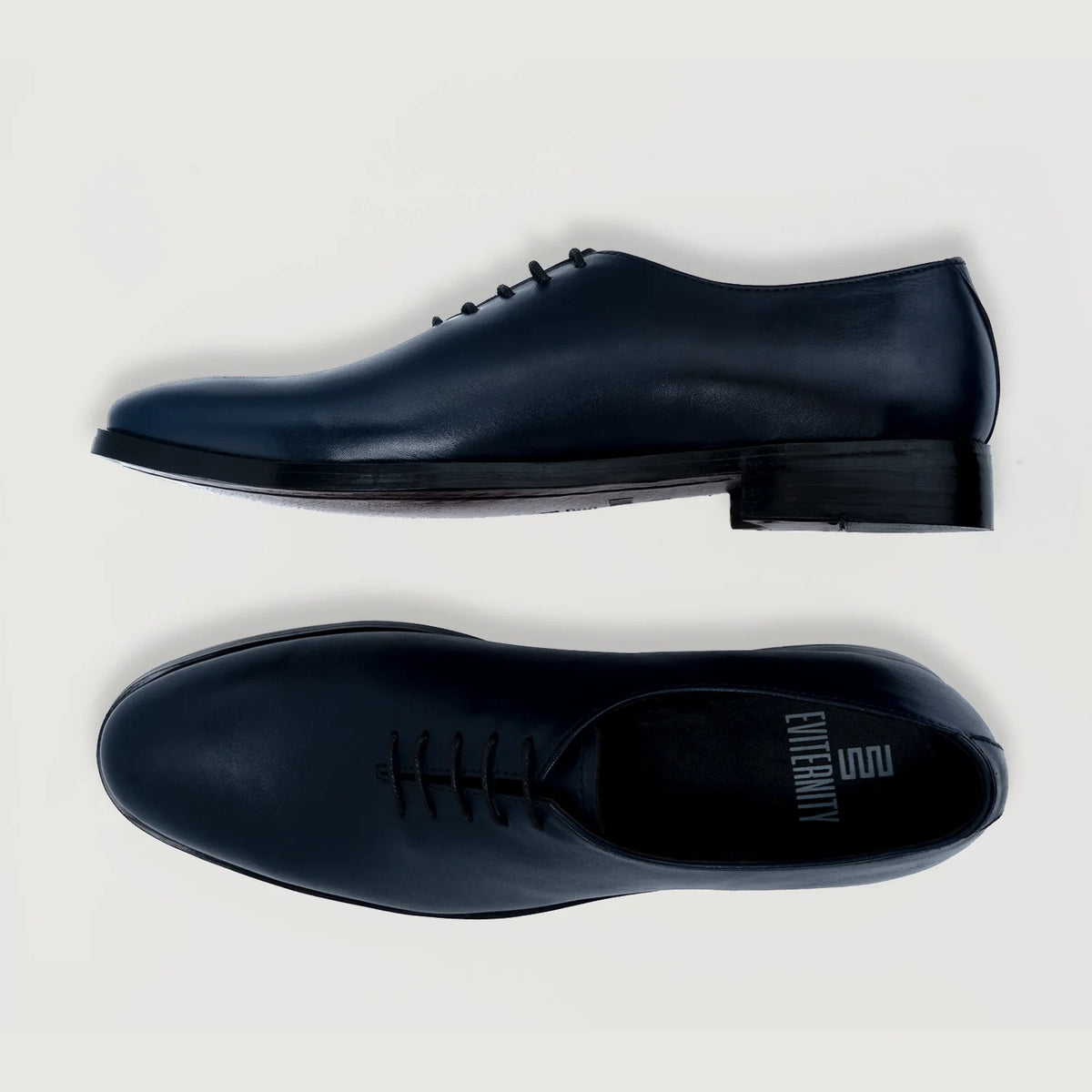 Director Wholecut Midnight Azul Sapatos em couro para Homem For Men - Vista lateral mostrando o corte ergonómico de mangas