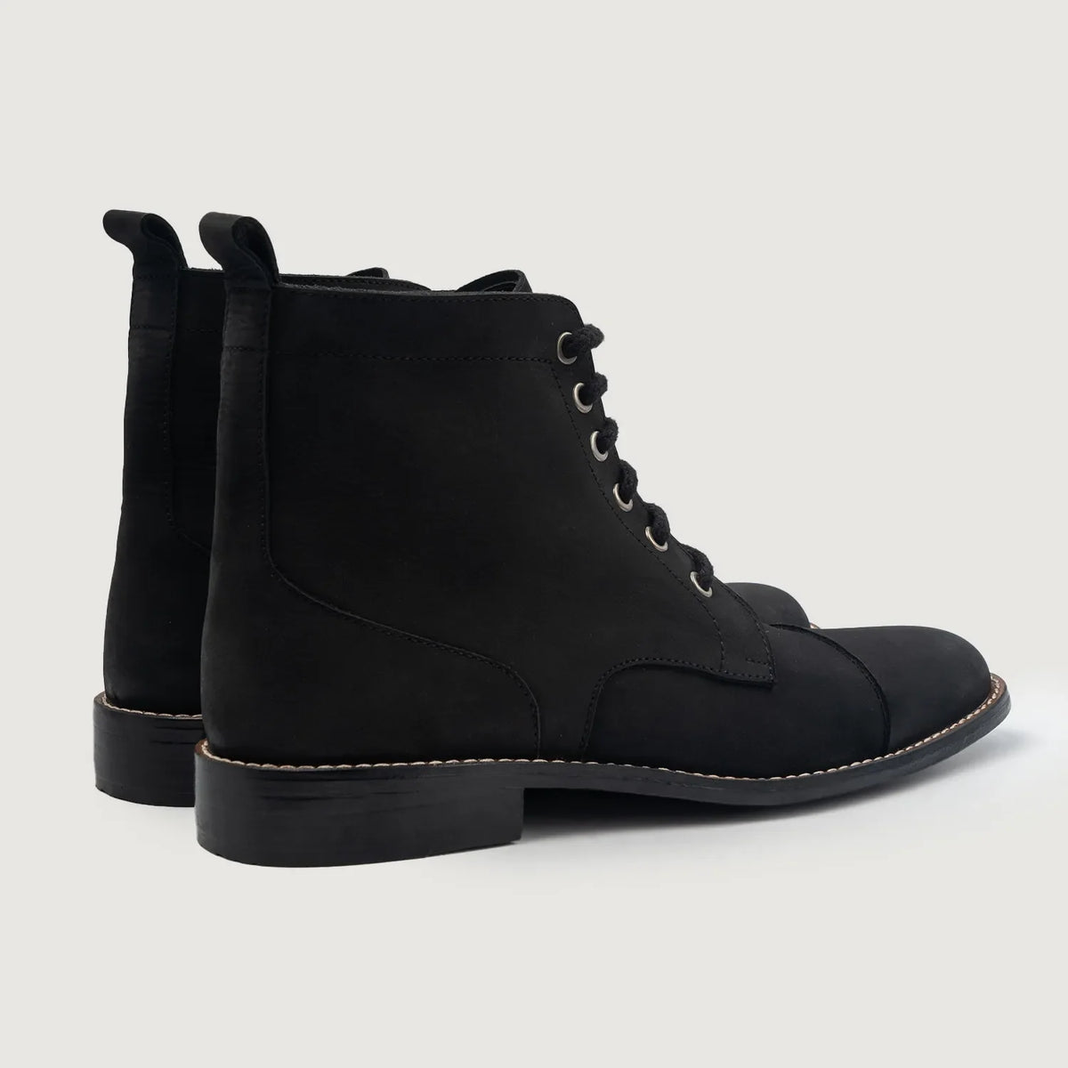 Knight Derby Preto Nubuck Botas em couro para Homem For Men - Contraforte reforçado e costuras duplas de precisão