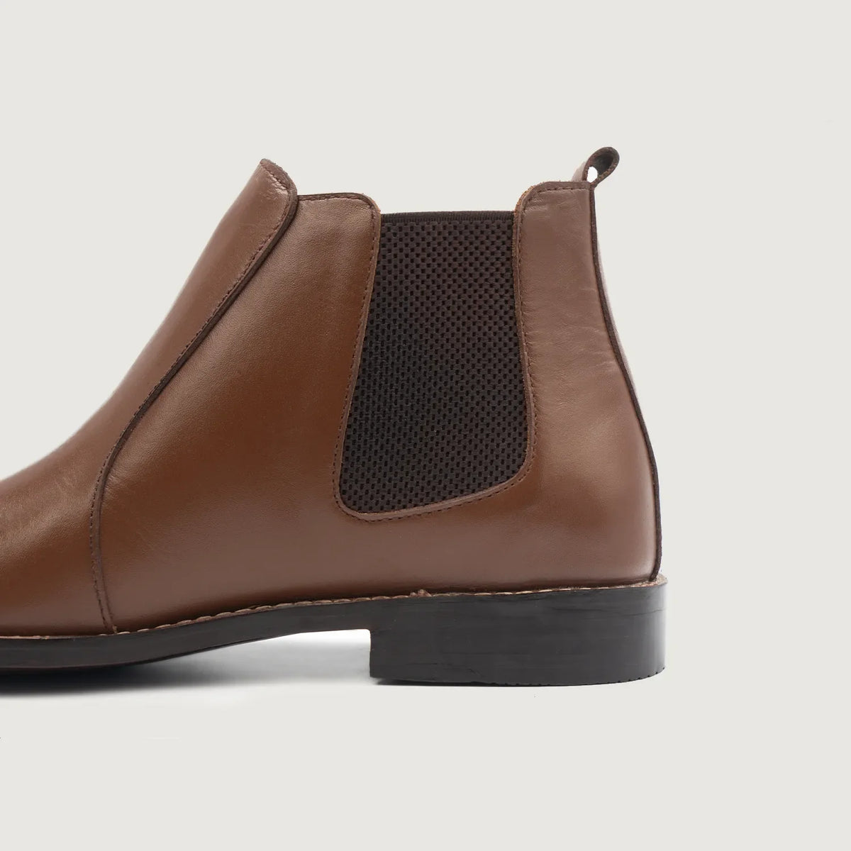 High-Traction Rubber Outsole & Lug Tread Pattern on Clarkson Chelsea Castanho Botas em couro para Homem For Men