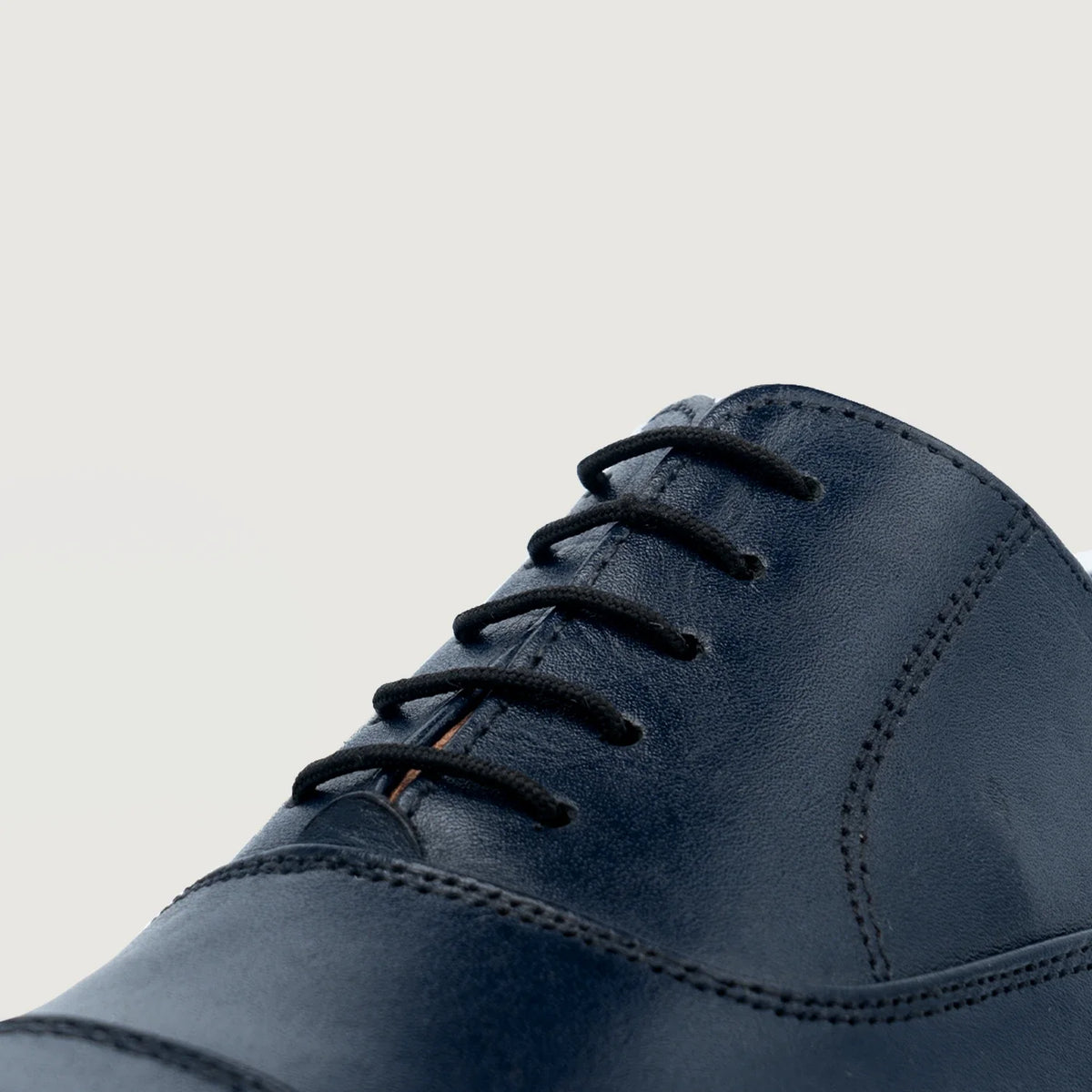 High-Traction Rubber Outsole & Lug Tread Pattern on Professor Oxford Midnight Azul Sapatos em couro para Homem For Men