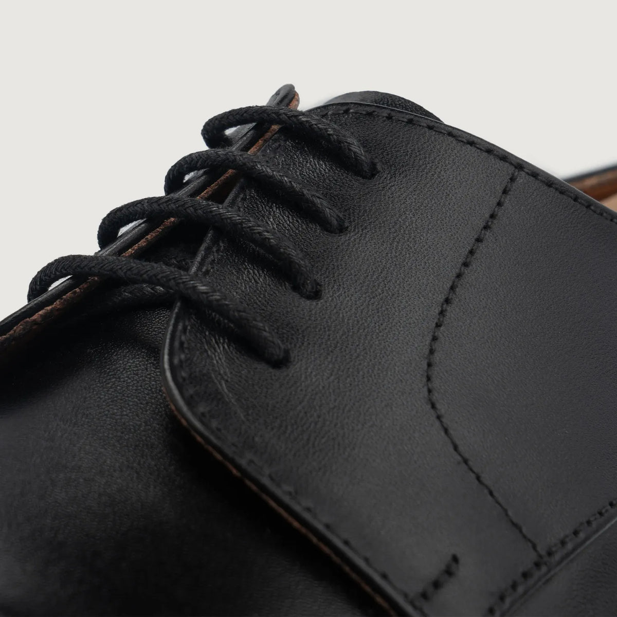 High-Traction Rubber Outsole & Lug Tread Pattern on Attorney Sapatos Derby em couro para Homem For Men