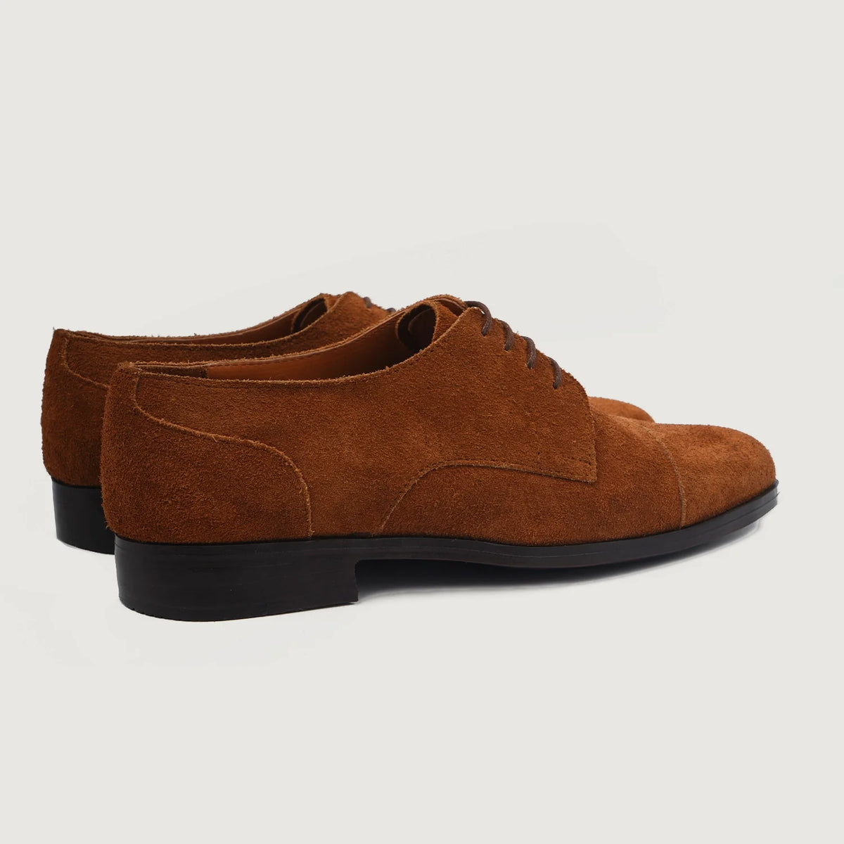 High-Traction Rubber Outsole & Lug Tread Pattern on Attorney Derby Castanho Suede Sapatos em couro para Homem For Men