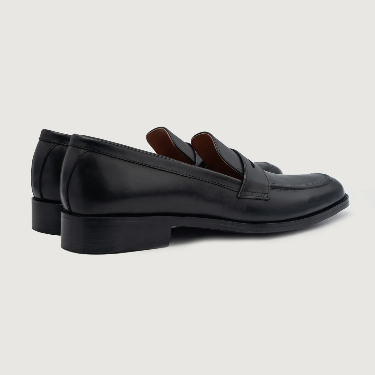 High-Traction Rubber Outsole & Lug Tread Pattern on Baxton Preto Mocassins em couro para Homem For Men