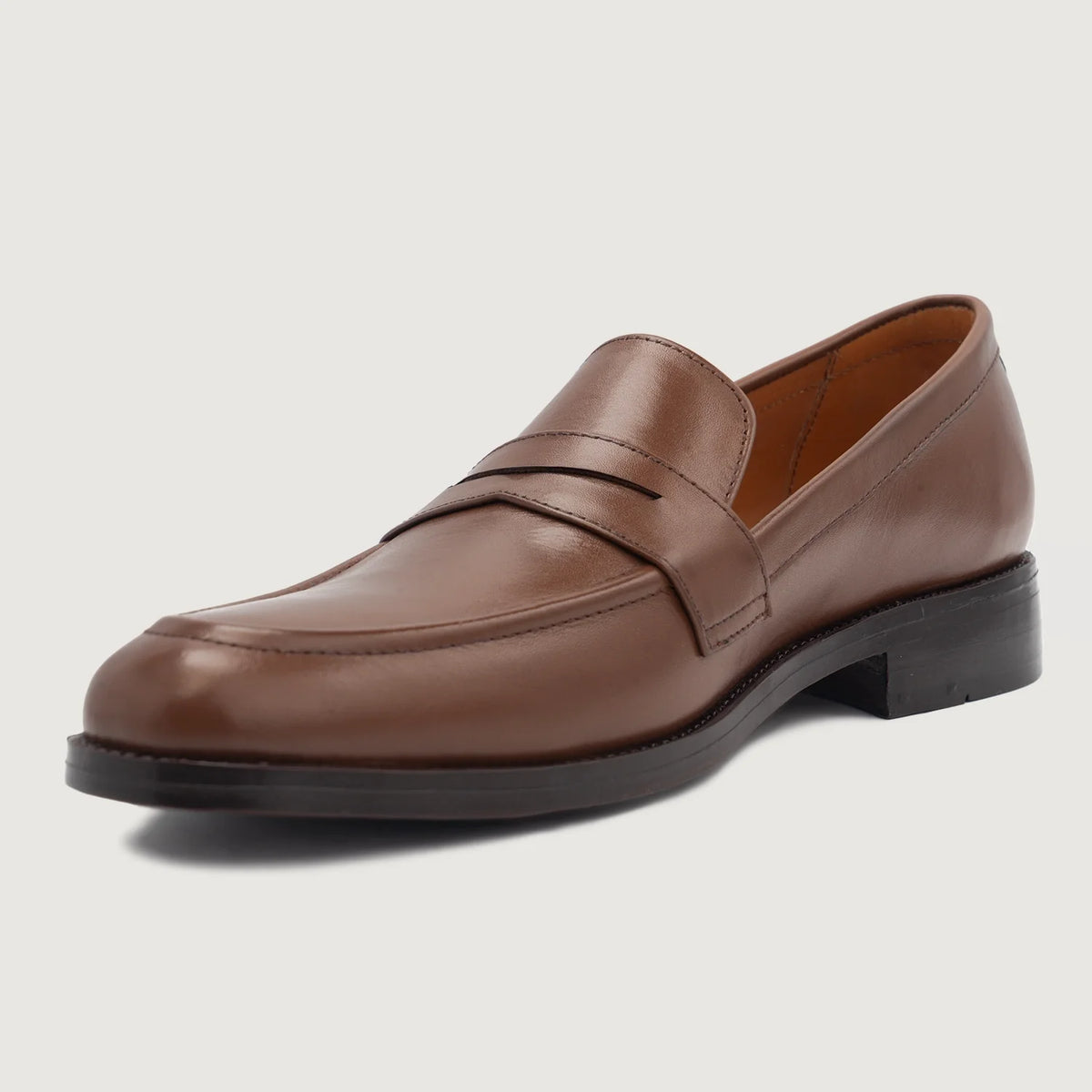 High-Traction Rubber Outsole & Lug Tread Pattern on Baxton Castanho Mocassins em couro para Homem