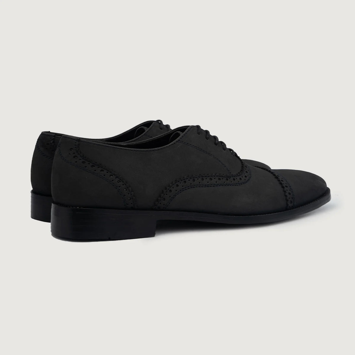 High-Traction Rubber Outsole & Lug Tread Pattern on Greyson Brogues Oxford Preto Nubuck Sapatos em couro para Homem For Men