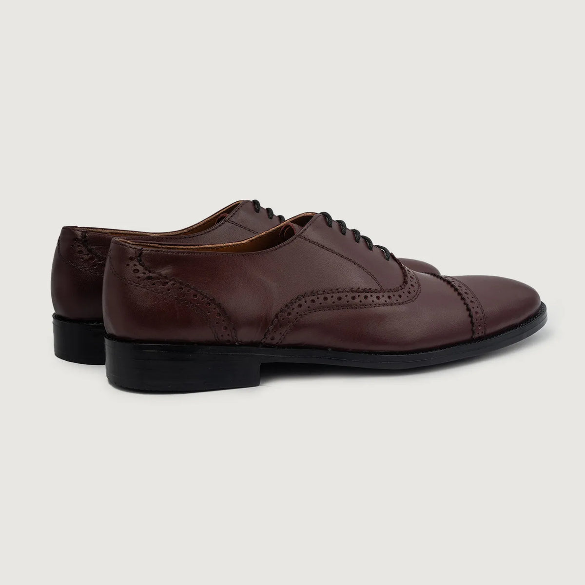 High-Traction Rubber Outsole & Lug Tread Pattern on Greyson Brogues Oxford Bordô Sapatos em couro para Homem For Men