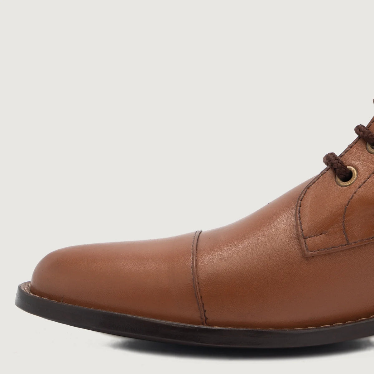 High-Traction Rubber Outsole & Lug Tread Pattern on Knight Derby Caramelo Botas em couro para Homem For Men