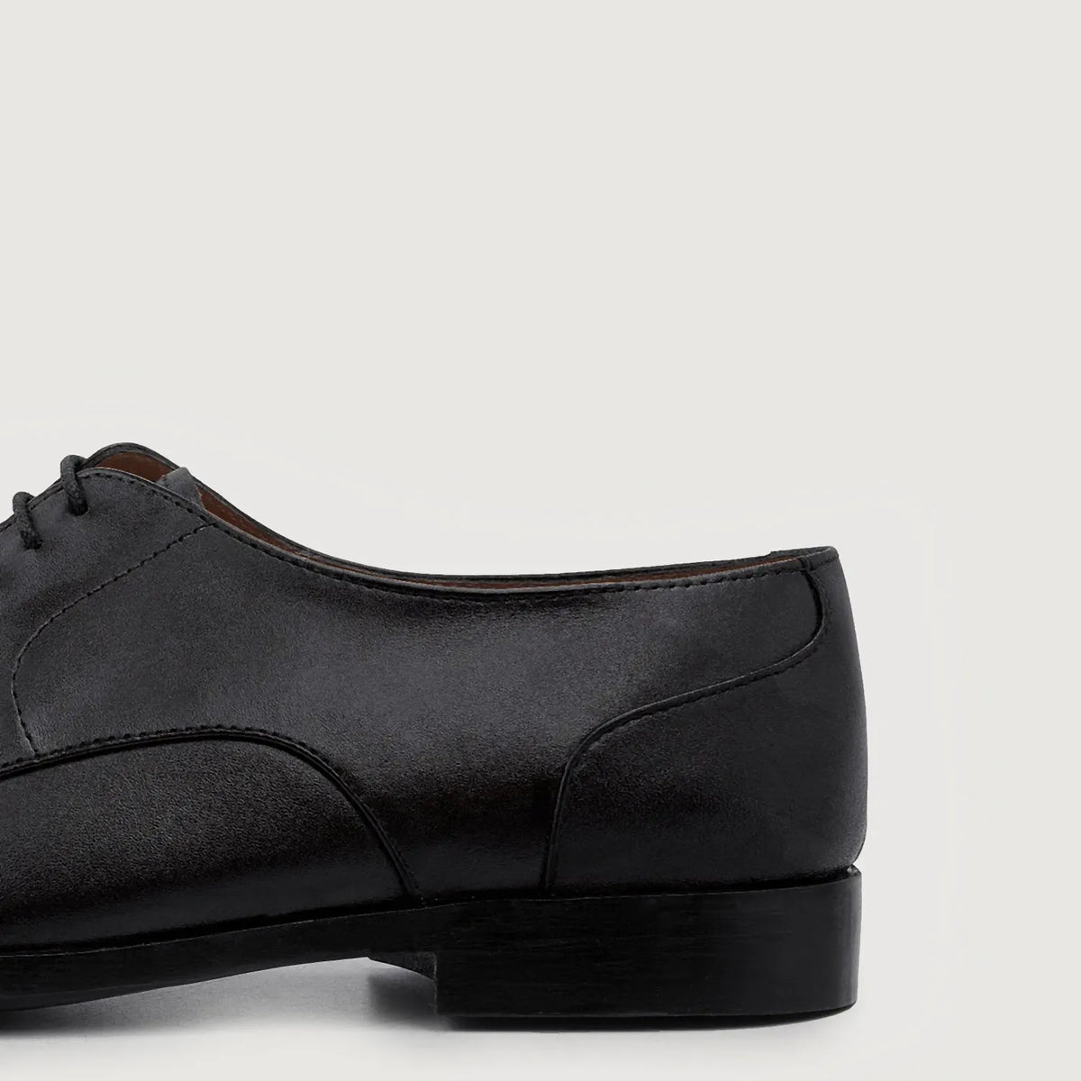 Authentic Full-Grain Leather Grain Depth & Pull-Up Patina Texture Detail