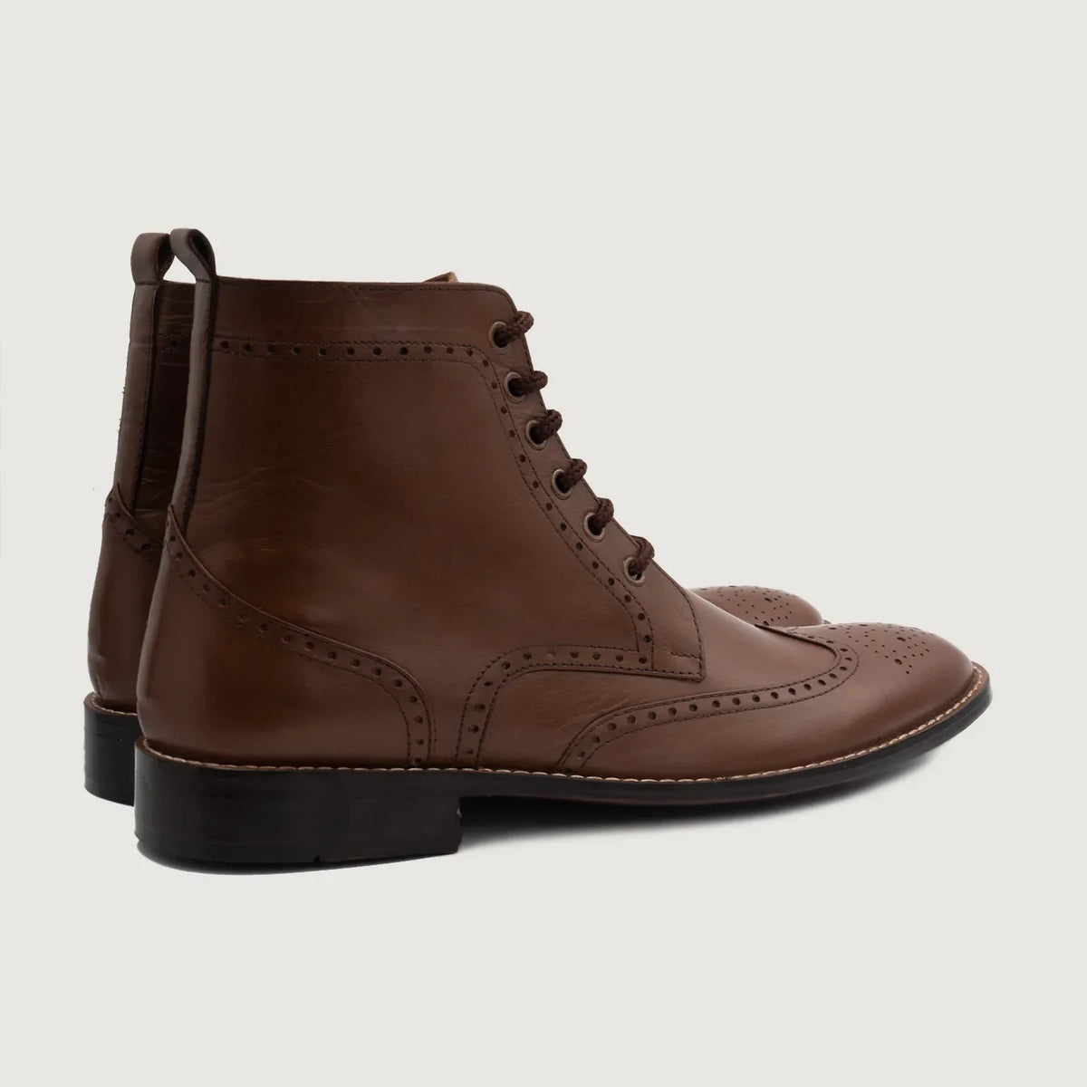 Duster Brogues Derby Castanho Botas em couro para Homem - Vista lateral mostrando o corte ergonómico de mangas