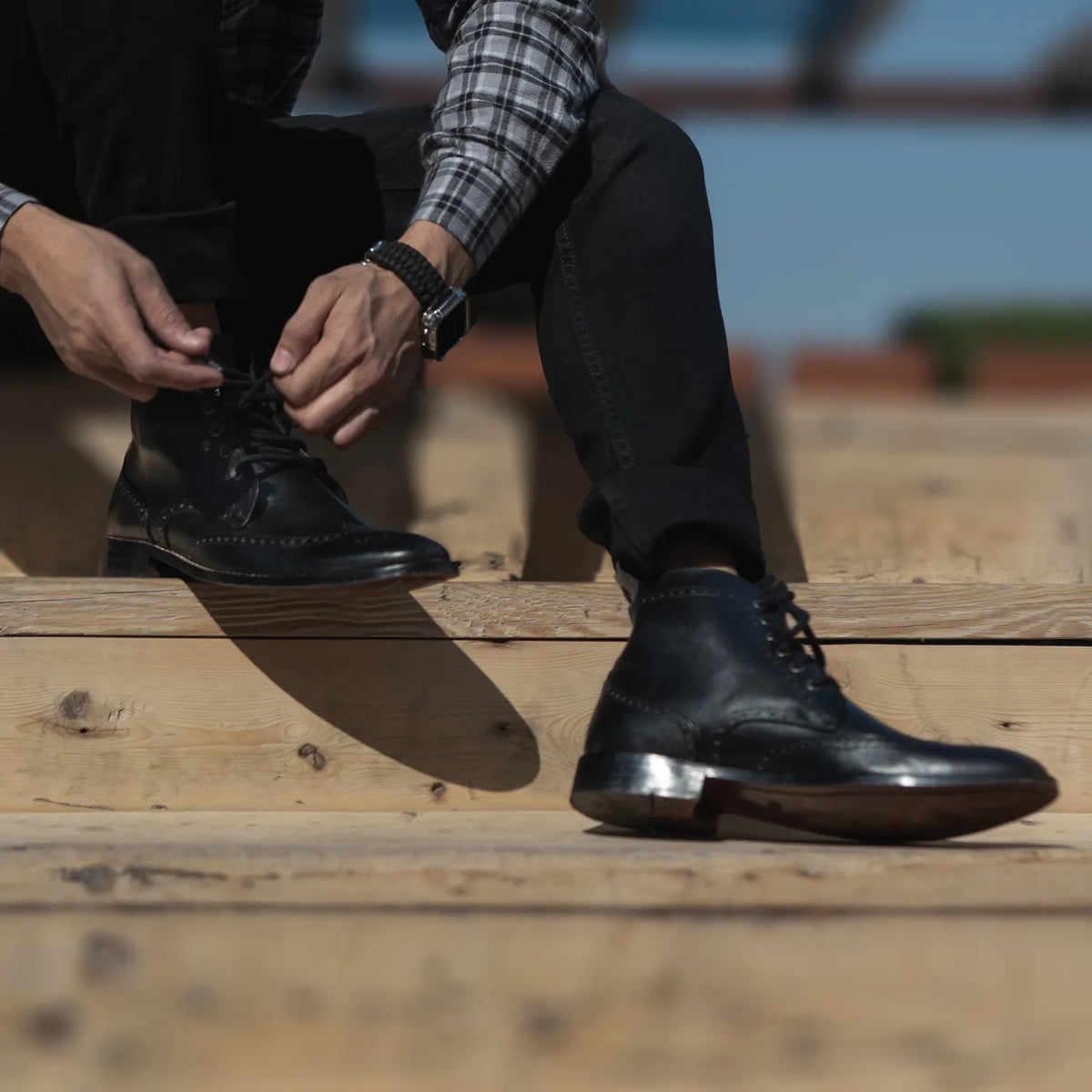 Perspetiva vestida de Duster Brogues Derby Preto Botas em couro para Homem For Men no modelo com caimento natural à luz do dia