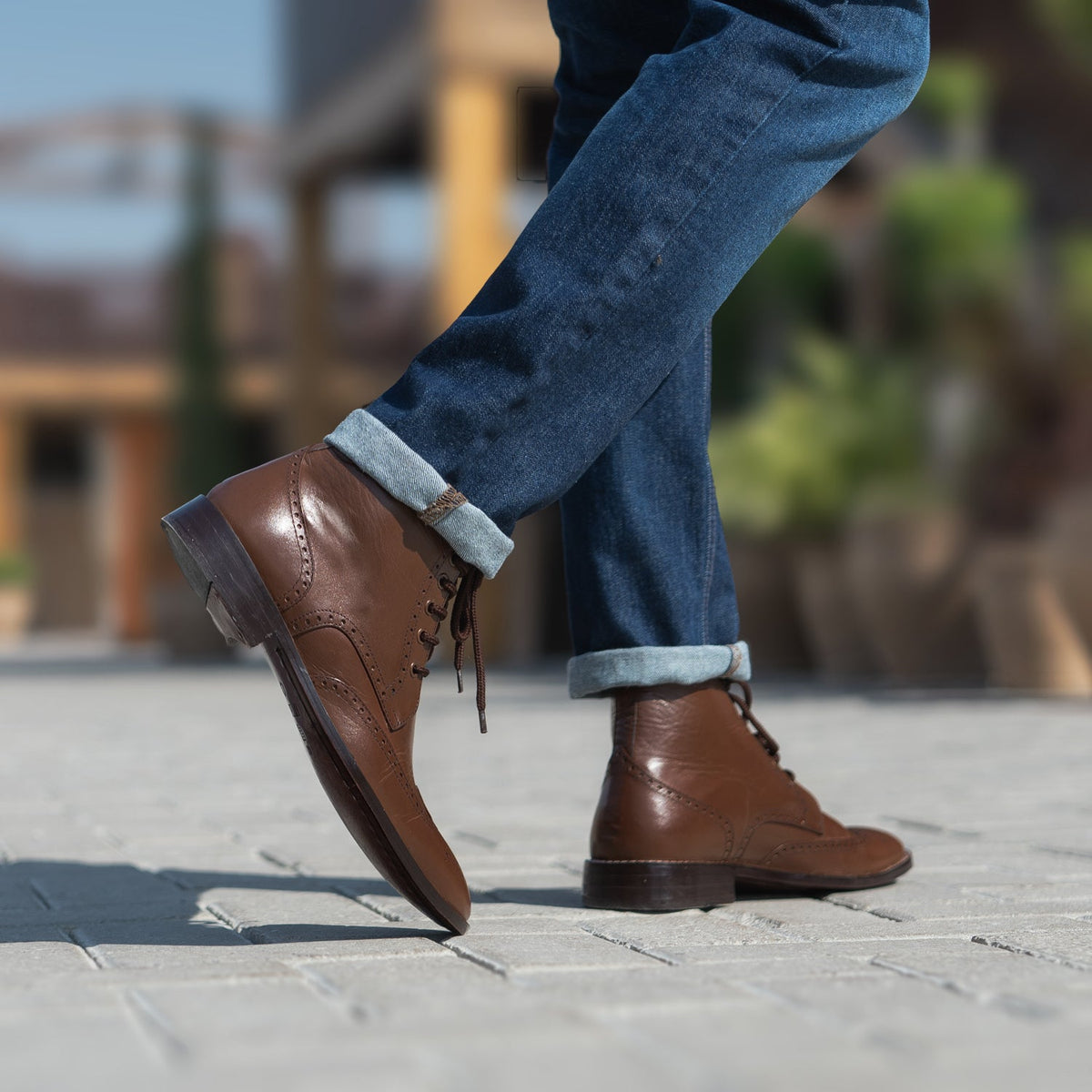 Perspetiva vestida de Duster Brogues Derby Castanho Botas em couro para Homem no modelo com caimento natural à luz do dia