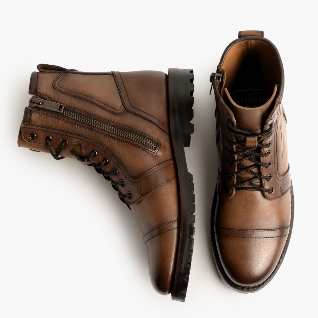 Vista detalhada of Classic Collar & Heavy-Duty Zipper Hardware on Casa Moto Amber Wheat Botas em couro para Homem