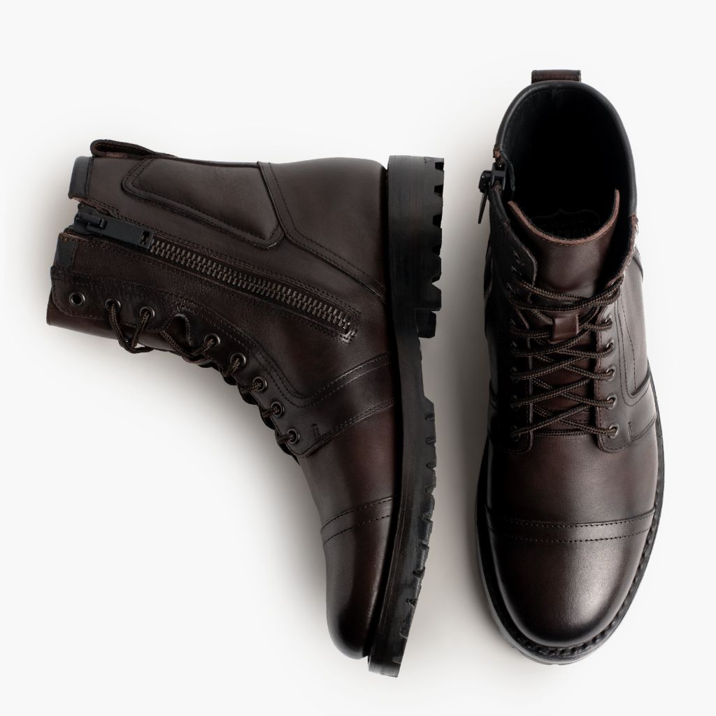 Vista detalhada of Classic Collar & Heavy-Duty Zipper Hardware on Casa Moto Old English Botas em couro para Homem