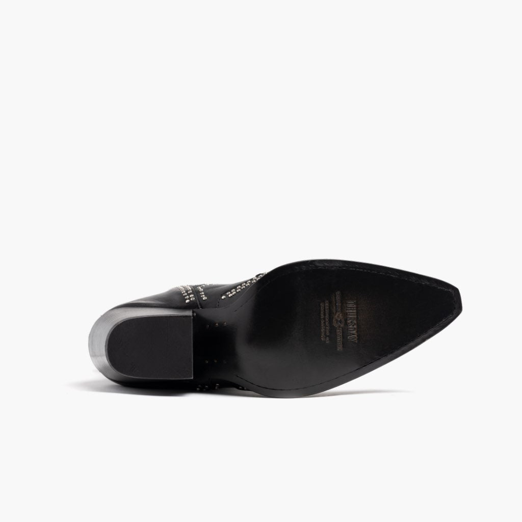 High-Traction Rubber Outsole & Lug Tread Pattern on Icon Preto Botas em couro para Mulher