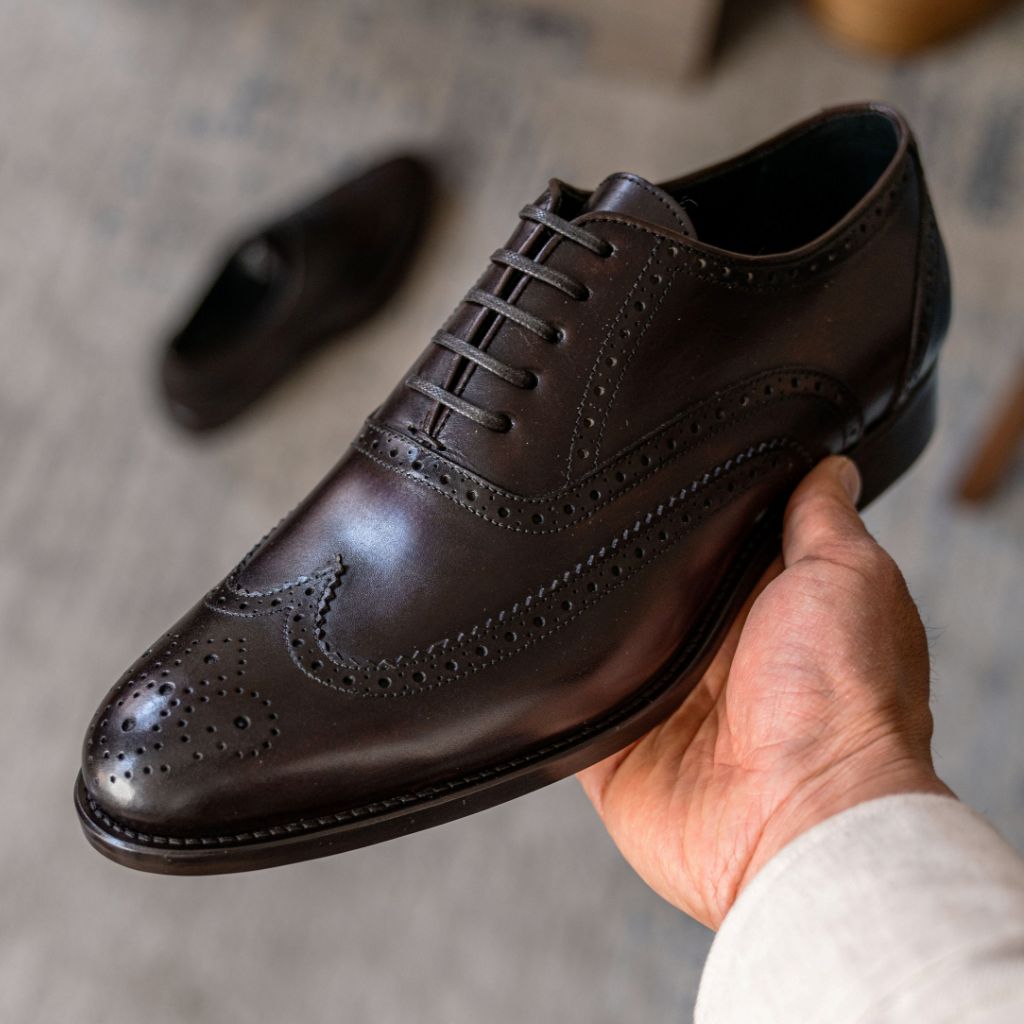 Tailored Rib Cuffs & Hem Craftsmanship Construction Detail on Aviator Chocolate Mocassins em couro para Homem