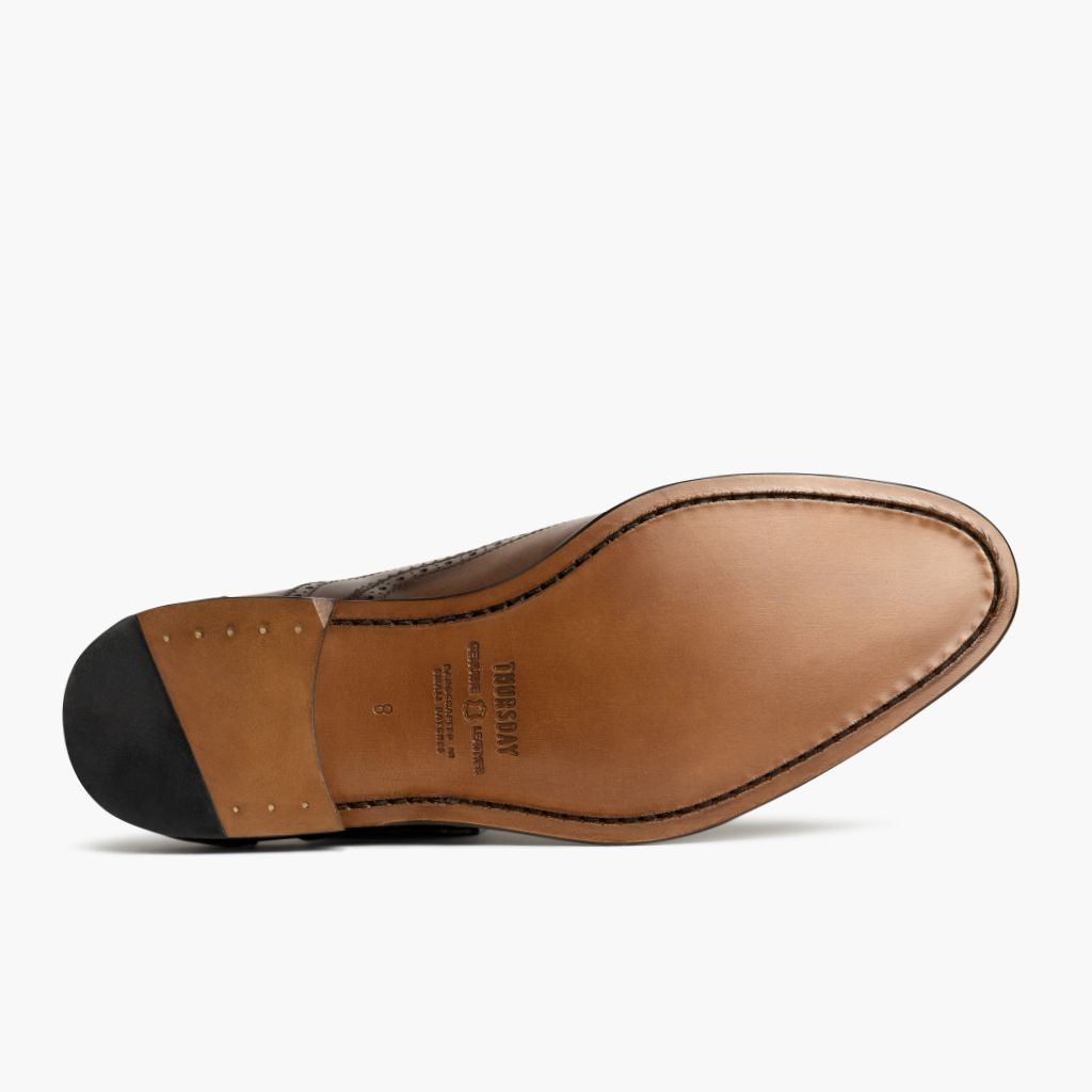 Vista detalhada of Classic Collar & Heavy-Duty Zipper Hardware on Aviator Cinnamon Sapatos em couro para Homem