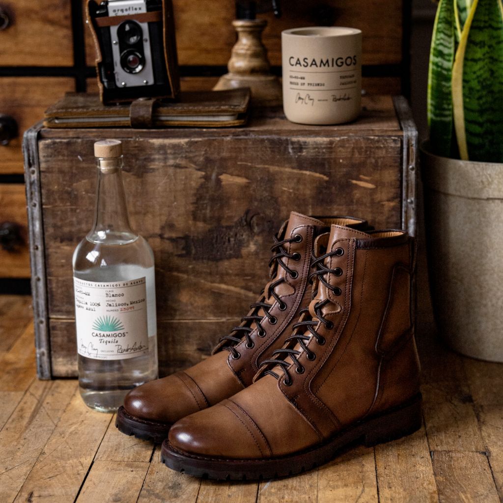Perspetiva vestida de Casa Moto Amber Wheat Botas em couro para Homem no modelo com caimento natural à luz do dia