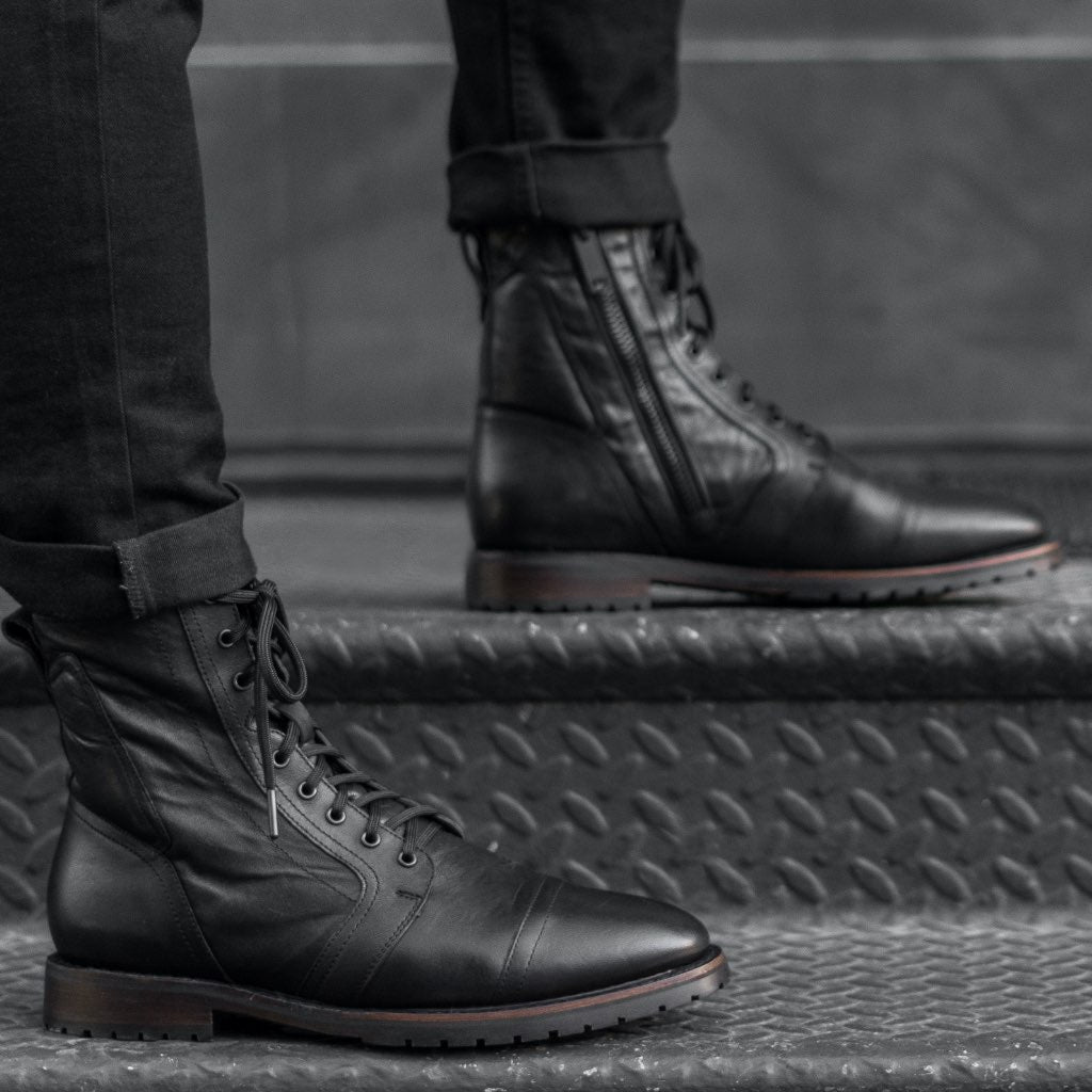 Tailored Rib Cuffs & Hem Craftsmanship Construction Detail on Casa Moto Preto Botas em couro para Homem