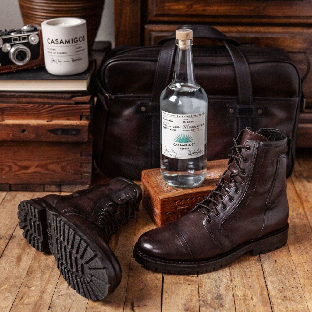 Perspetiva vestida de Casa Moto Old English Botas em couro para Homem no modelo com caimento natural à luz do dia