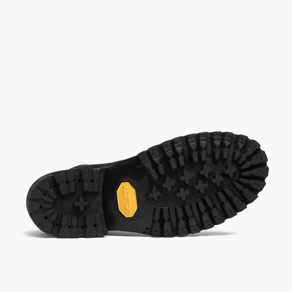 High-Traction Rubber Outsole & Lug Tread Pattern on Challenger Preto Matte Botas em couro para Homem