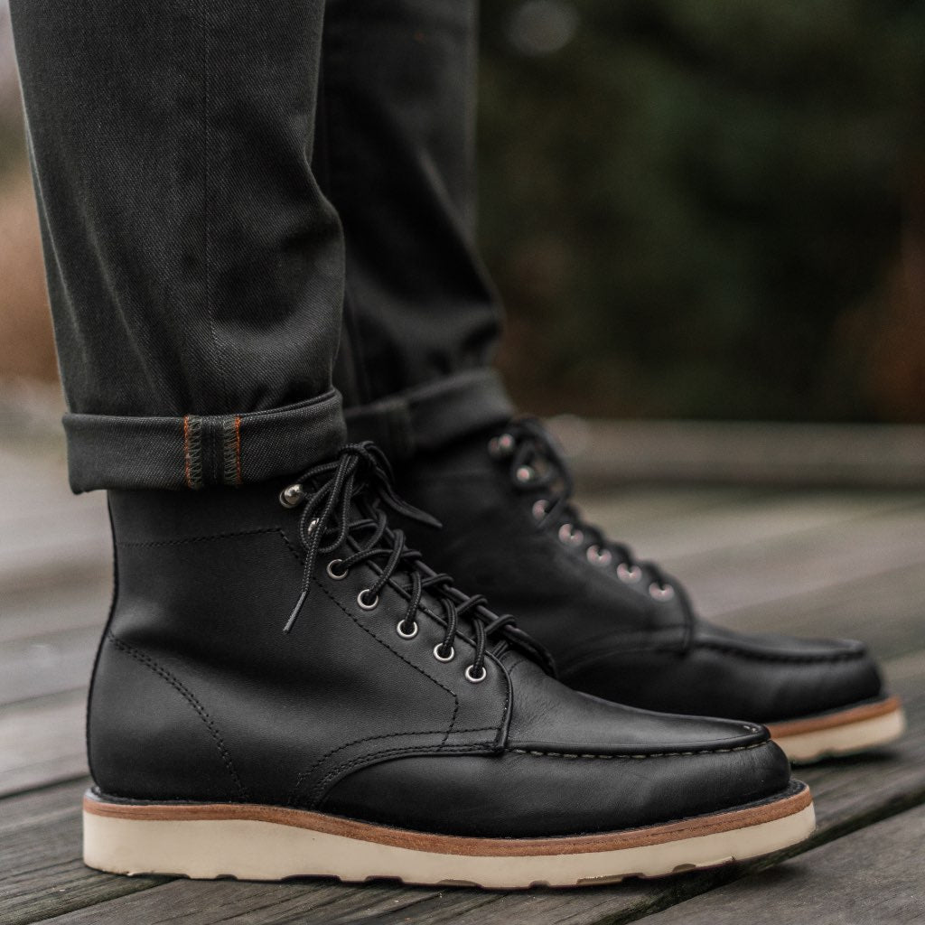 High-Traction Rubber Outsole & Lug Tread Pattern on Diplomat Preto Matte Botas em couro para Homem