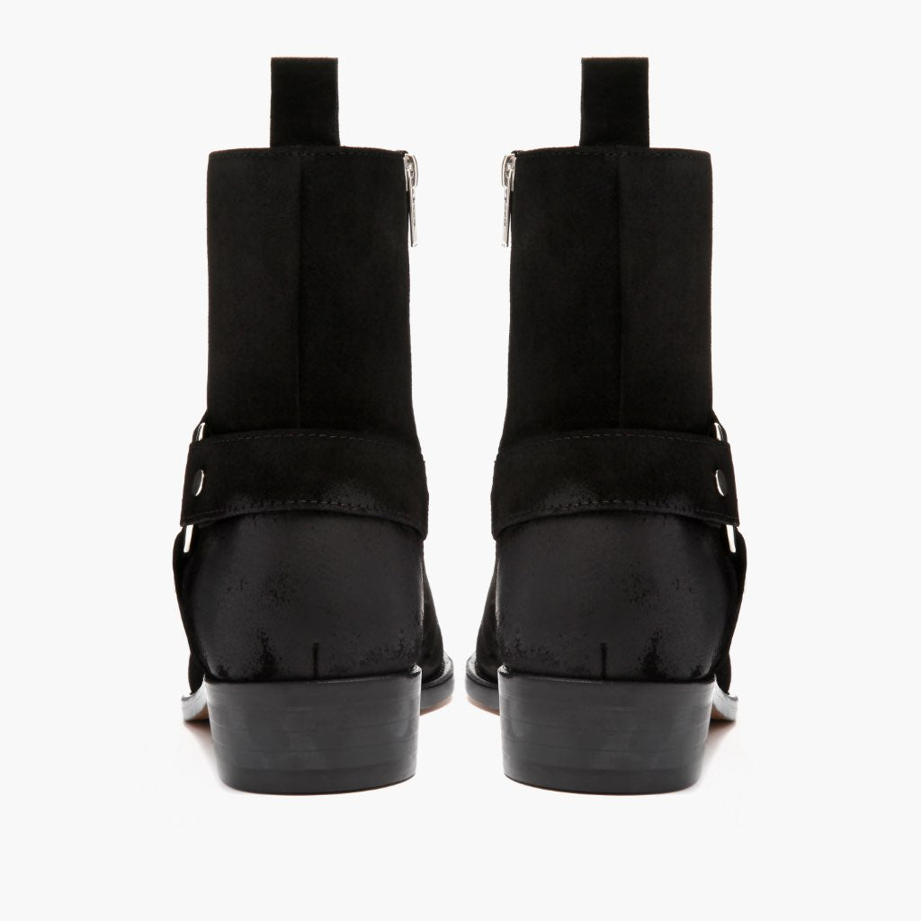 High-Traction Rubber Outsole & Lug Tread Pattern on Harness Preto Suede Botas em couro para Homem