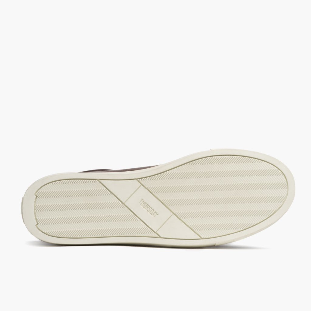 High-Traction Rubber Outsole & Lug Tread Pattern on Premier Low Top Coffee Sapatilhas em pele para Homem For Men