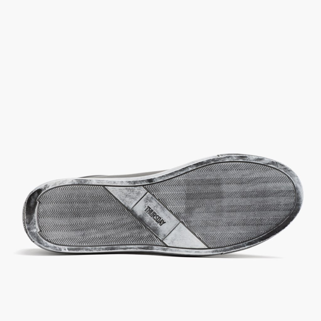 High-Traction Rubber Outsole & Lug Tread Pattern on Premier Low Top Distressed Grey Sapatilhas em pele para Homem For Men
