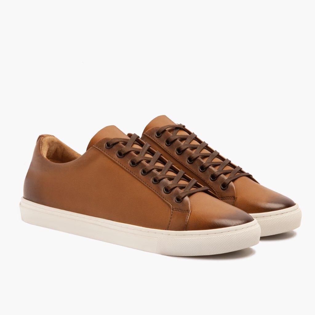 Premier Low Top Toffee Sapatilhas em pele para Homem For Men in Classic Full-Grain Leather - Vista de perfil | Comprar online