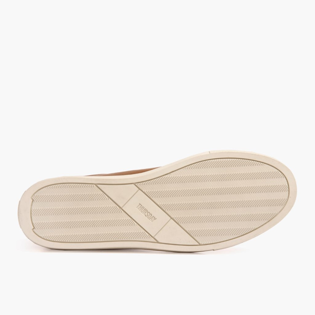 High-Traction Rubber Outsole & Lug Tread Pattern on Premier Low Top Toffee Sapatilhas em pele para Homem For Men