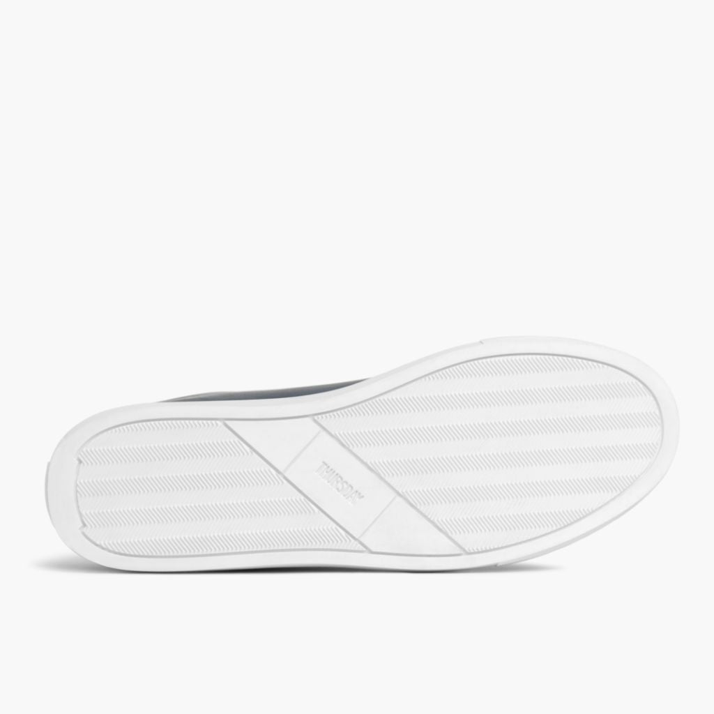 High-Traction Rubber Outsole & Lug Tread Pattern on Premier Low Top Deep Azul Sapatilhas em pele para Homem For Men
