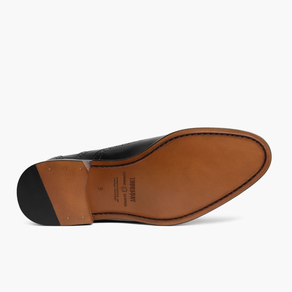 Vista detalhada of Classic Collar & Heavy-Duty Zipper Hardware on Aviator Preto Mocassins em couro para Homem