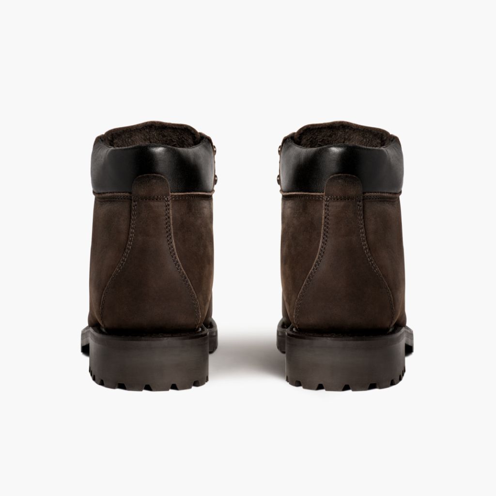 High-Traction Rubber Outsole & Lug Tread Pattern on Commander Tobacco Botas em couro para Homem