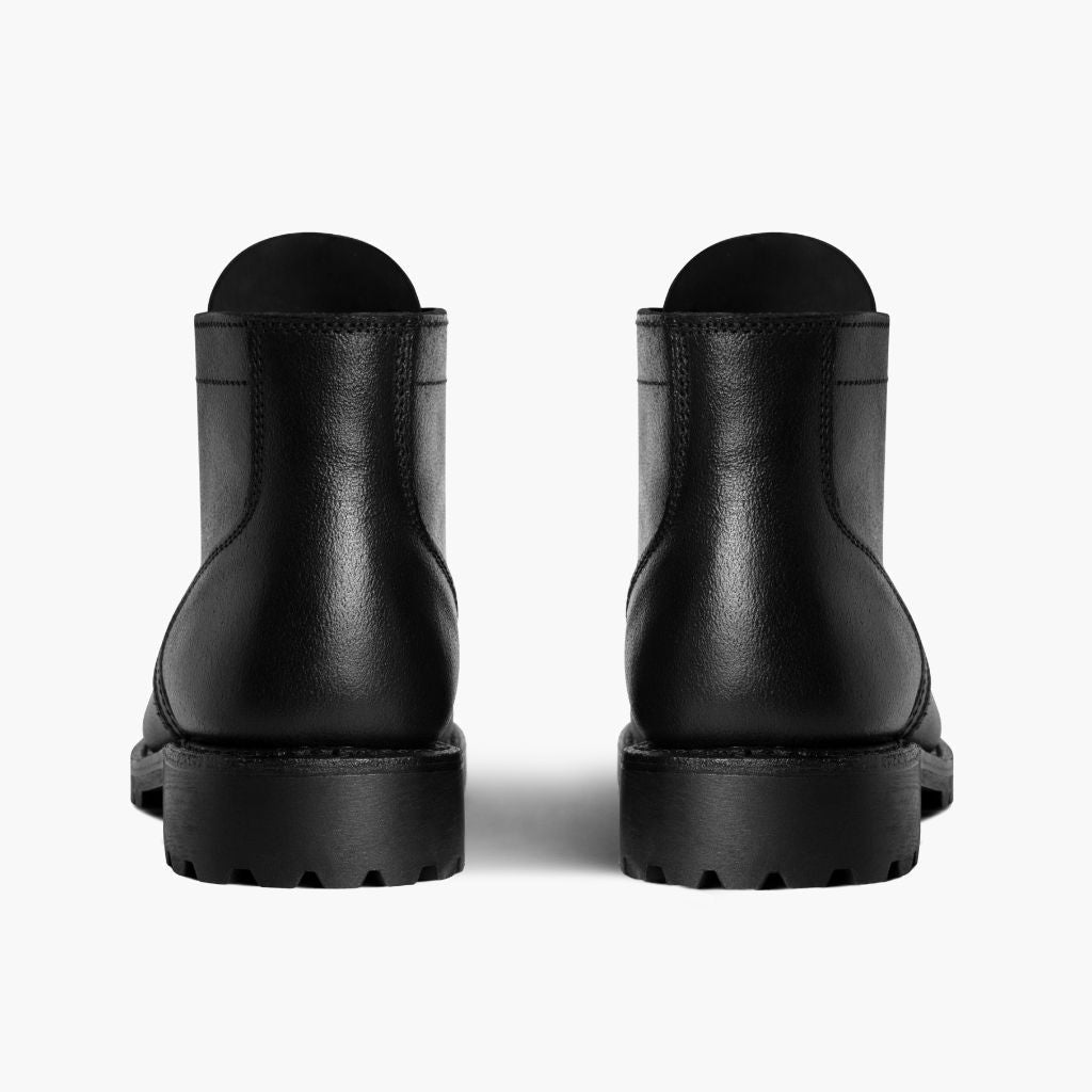 High-Traction Rubber Outsole & Lug Tread Pattern on Vanguard Preto Waxed Roughout Botas em couro para Homem For Men