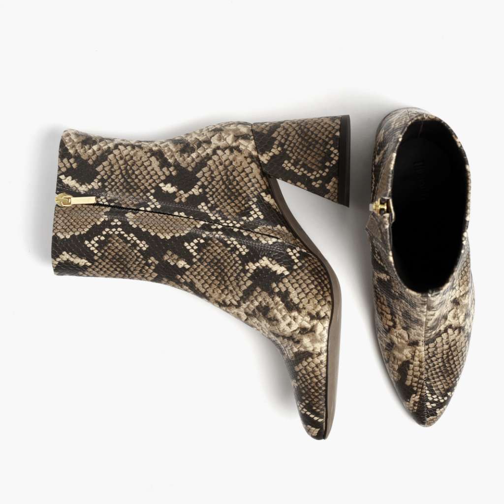 High-Traction Rubber Outsole & Lug Tread Pattern on Heartbreaker Snake Print Botas em couro para Mulher