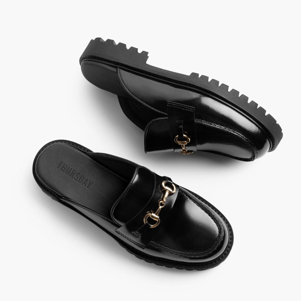 High-Traction Rubber Outsole & Lug Tread Pattern on Penny Mule Preto & Gold Mocassins em couro para Mulher