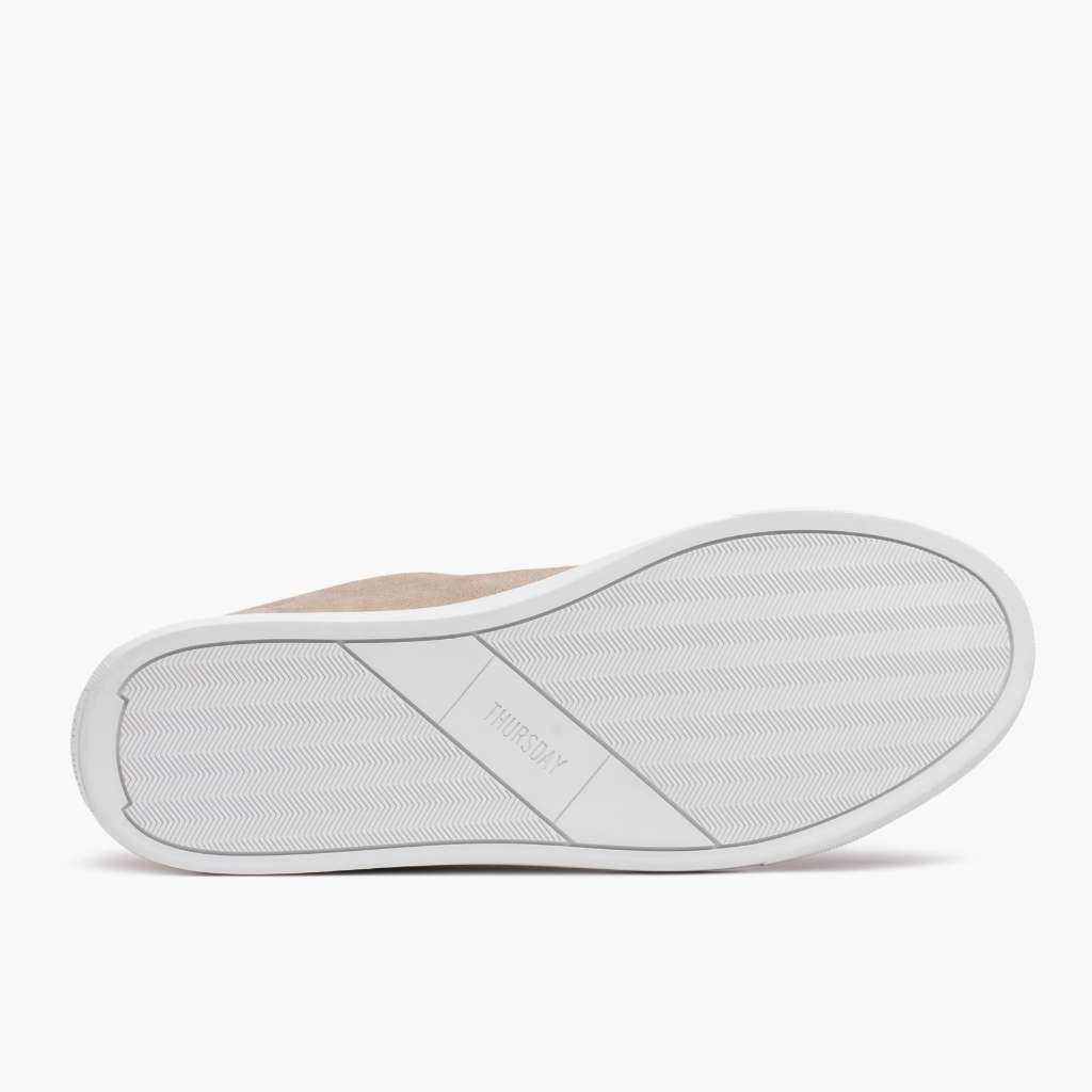 High-Traction Rubber Outsole & Lug Tread Pattern on Premier Low Top Latte Sapatilhas em pele para Mulher