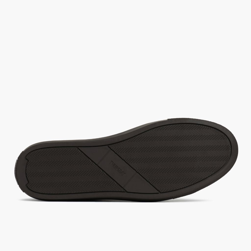 High-Traction Rubber Outsole & Lug Tread Pattern on Premier Low Top Tobacco Sapatilhas em pele para Mulher