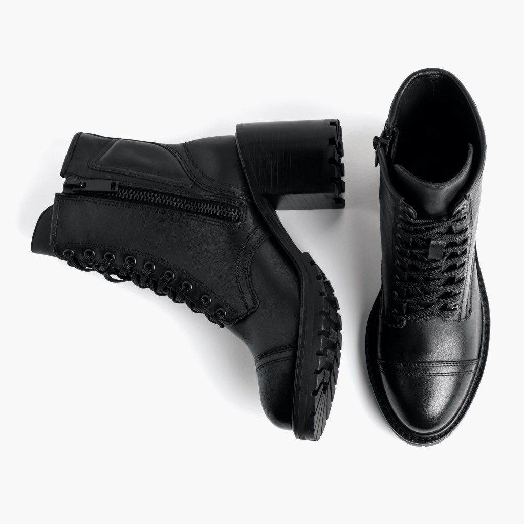 High-Traction Rubber Outsole & Lug Tread Pattern on Rebel Preto Botas em couro para Mulher