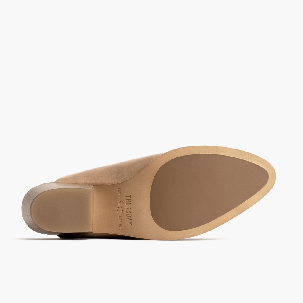 High-Traction Rubber Outsole & Lug Tread Pattern on Breeze Milk Coffee Botas em couro para Mulher