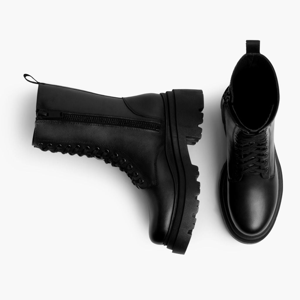 High-Traction Rubber Outsole & Lug Tread Pattern on Fatale Preto Botas em couro para Mulher