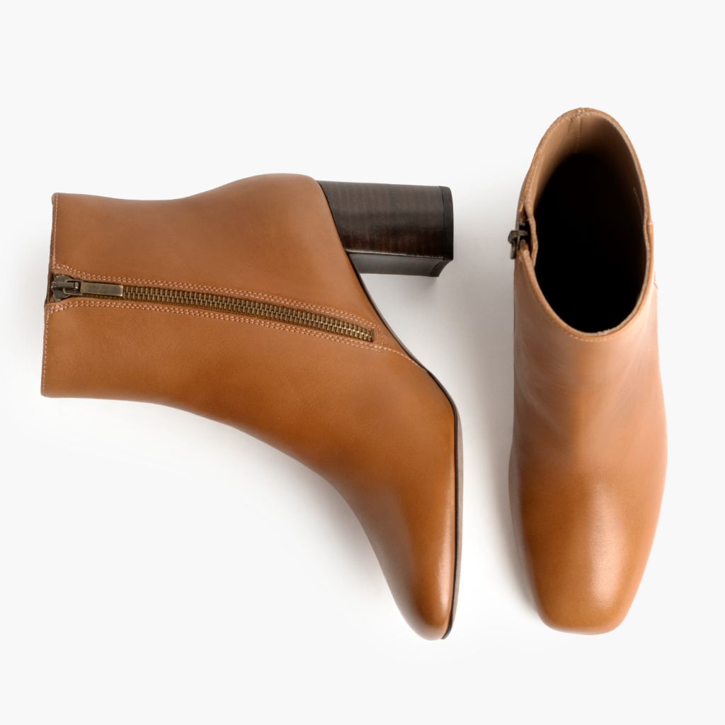 High-Traction Rubber Outsole & Lug Tread Pattern on High Standard Toffee Botas em couro para Mulher