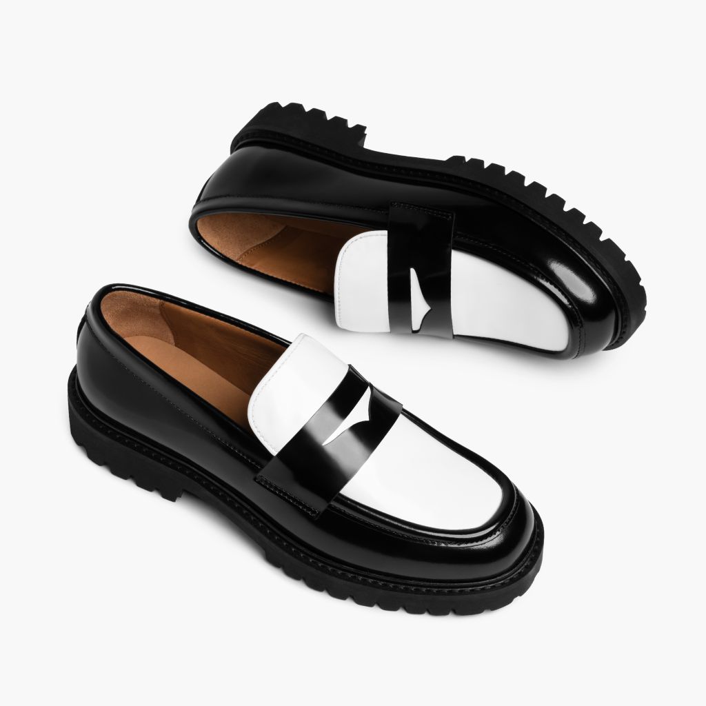 High-Traction Rubber Outsole & Lug Tread Pattern on Penny Preto & White Mocassins em couro para Mulher