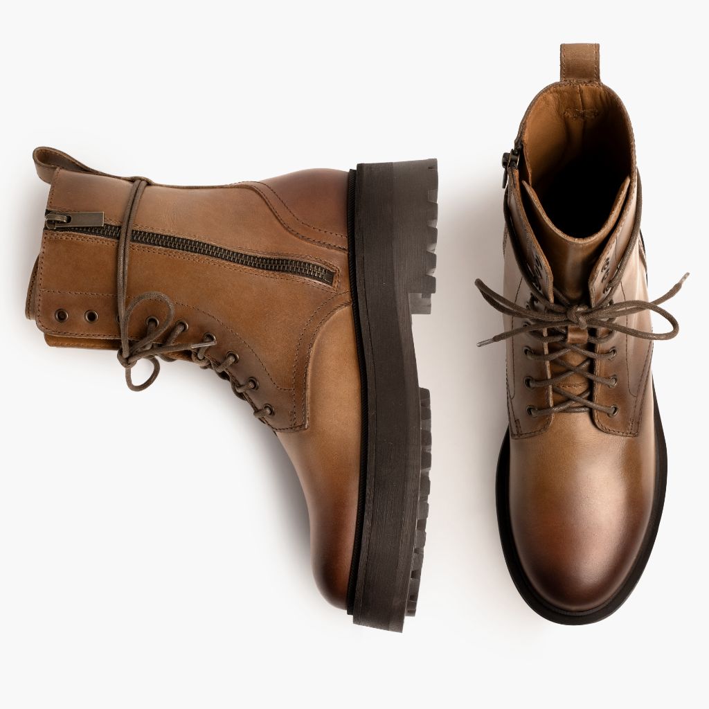 High-Traction Rubber Outsole & Lug Tread Pattern on Quest Natural Botas em couro para Mulher