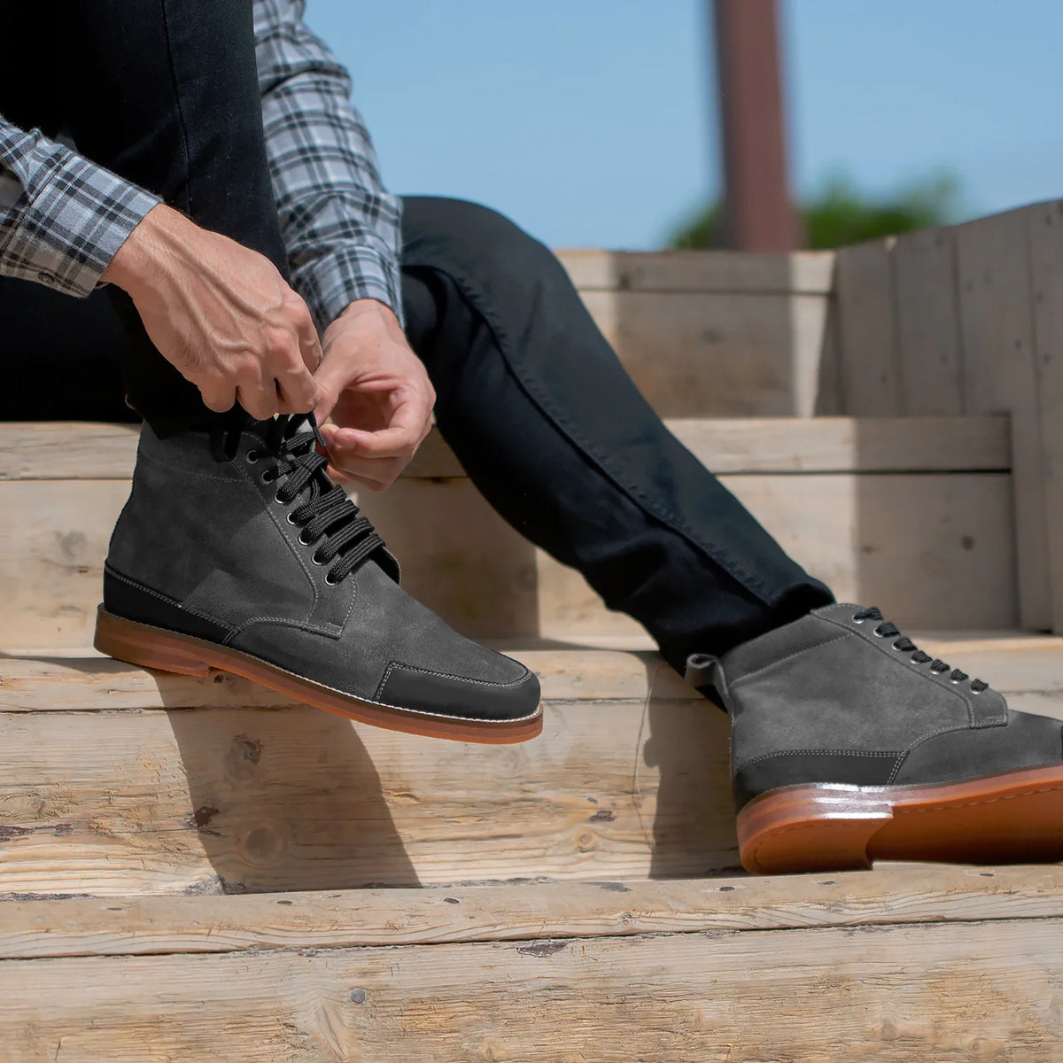 High-Traction Rubber Outsole & Lug Tread Pattern on Carnell Botas em couro para Homem