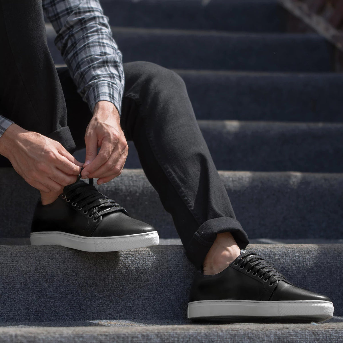 High-Traction Rubber Outsole & Lug Tread Pattern on Murphy Low Top Preto Sapatilhas em pele para Homem
