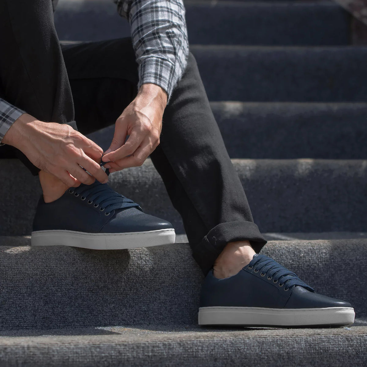 High-Traction Rubber Outsole & Lug Tread Pattern on Murphy Low Top Midnight Azul Sapatilhas em pele para Homem