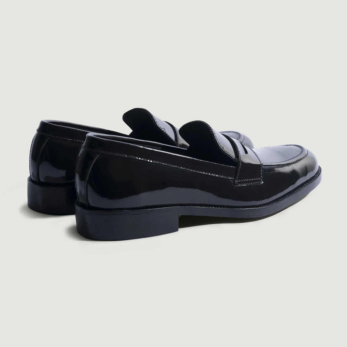 High-Traction Rubber Outsole & Lug Tread Pattern on Baxton Preto Patent Mocassins em couro para Homem For Men